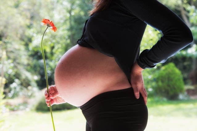 Mal di schiena in gravidanza: cosa fare? Cause, sintomi e..