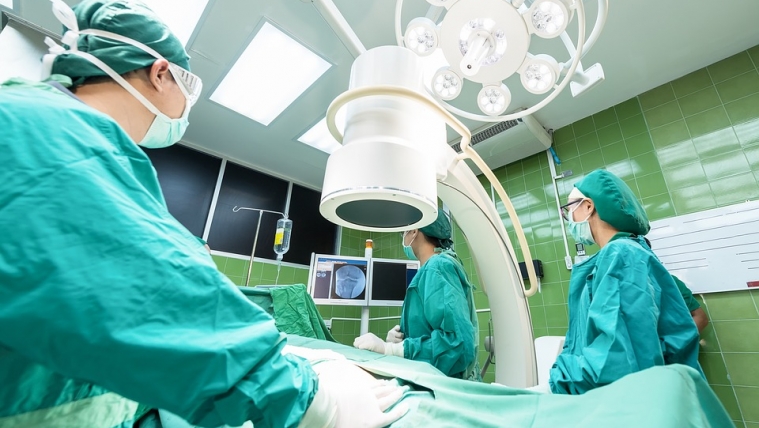 Liposuzione ginocchia: risultati, costi, rischi e tempi di recupero